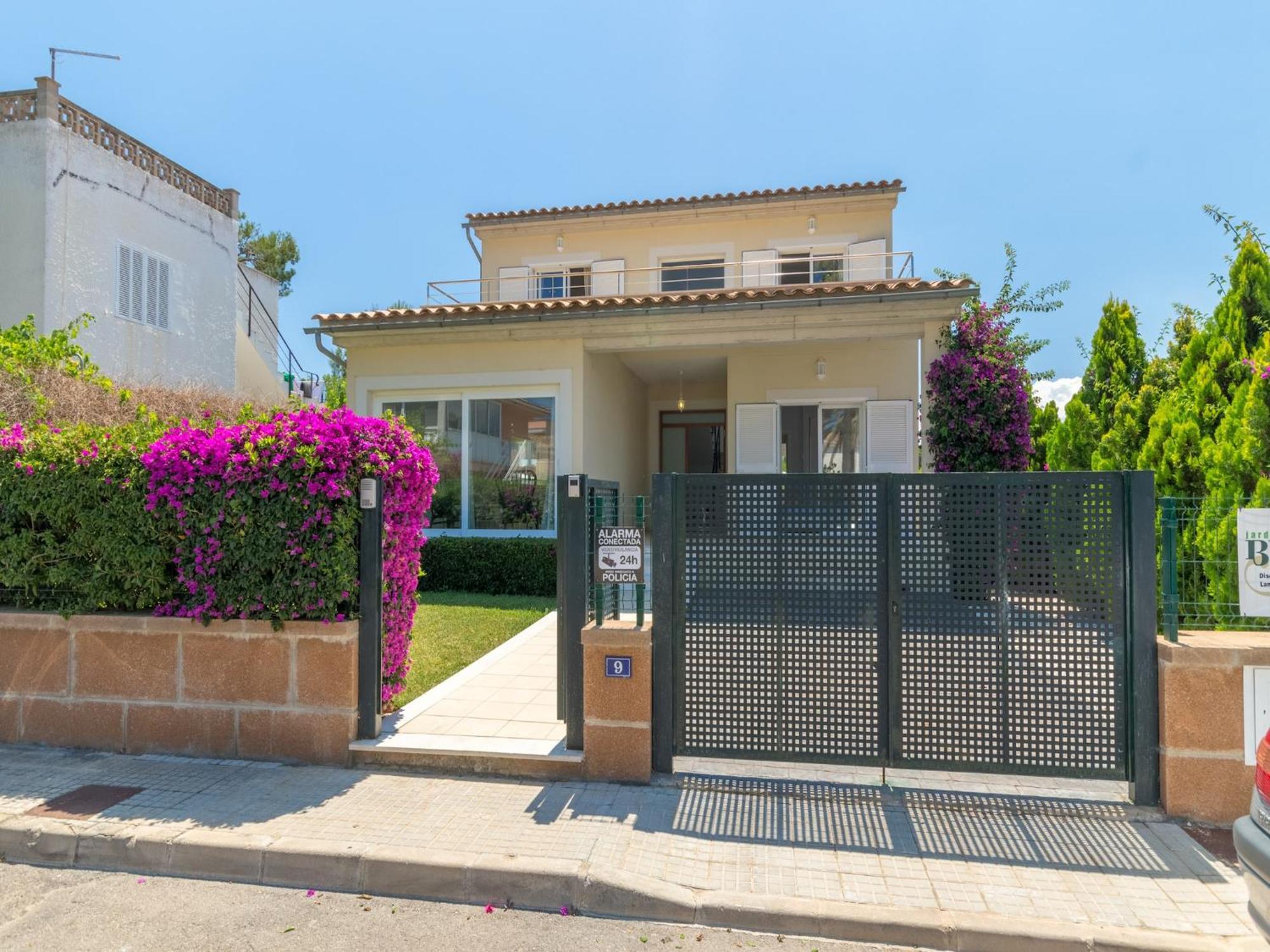 Villa Modern With Pool In *