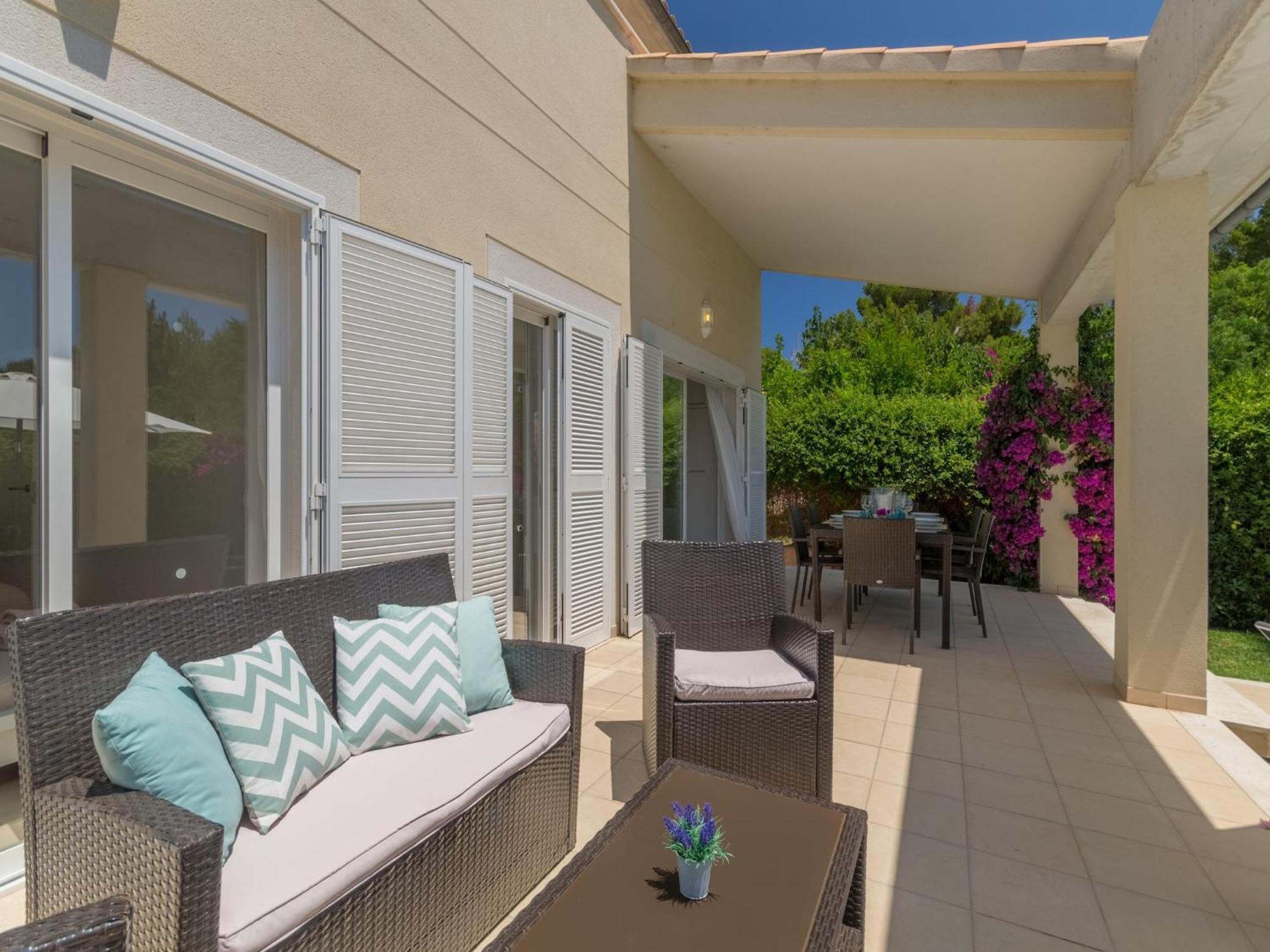 Modern With Pool In *